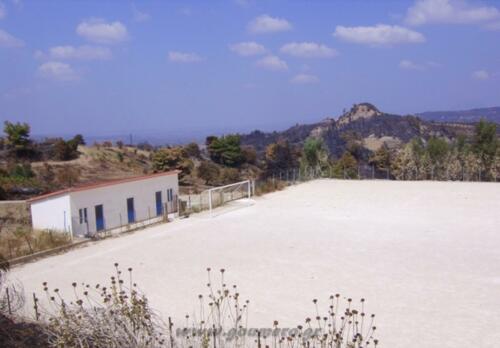 Το γήπεδο του χωριού πριν την τοποθέτηση χλοοτάπητα.