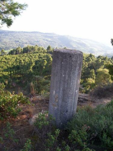 Τσιμεντένια κολόνα διαχωρισμού των περιοχών. 