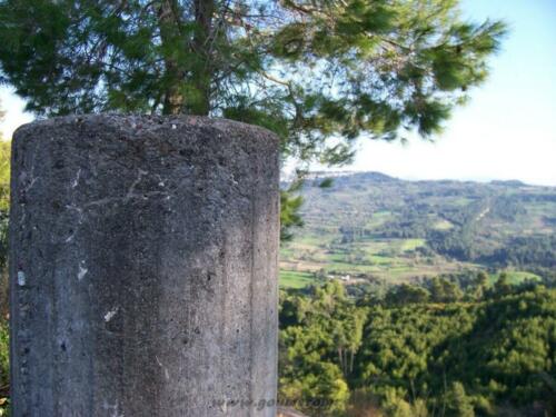 Τσιμεντένια κολόνα διαχωρισμού των περιοχών. 
