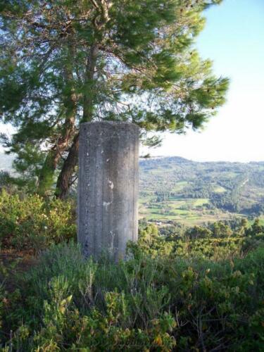Τσιμεντένια κολόνα διαχωρισμού των περιοχών. 