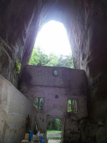 Η άποψη της εισόδου της μονής απο το εσωτερικό