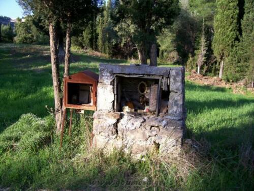 Το εικονοστάσι στον δρόμο επάνω απο την μονή