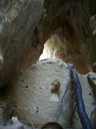 Η πίσω πλευρά της μονής