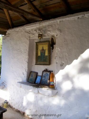 Το εικονοστάσι στον επάνω χώρο της μονής