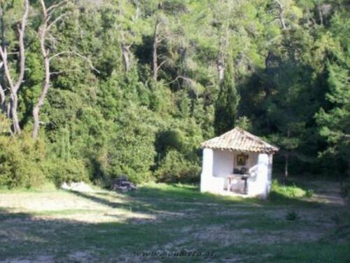 Το εικονοστάσι στον επάνω χώρο της μονής