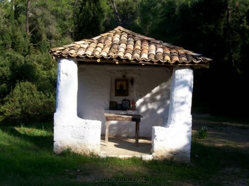 Το εικονοστάσι στον επάνω χώρο της μονής