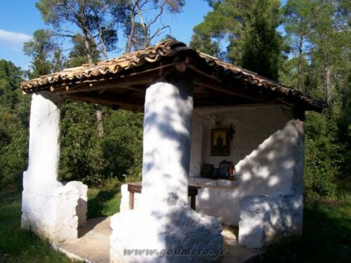 Το εικονοστάσι στον επάνω χώρο της μονής