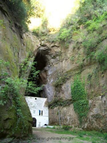 Η πρώτη όψη της μονής απο το φαράγγι