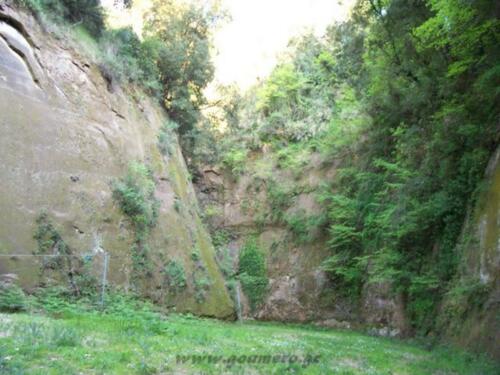 Η άποψη προς την είσοδο της μονής