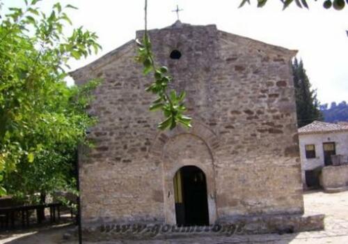 Η μπροστινή άποψη της μονής