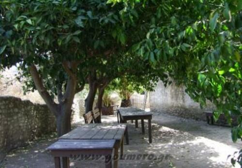 Ο χώρος πίσω απο την μονή