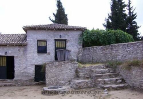 Τα δωμάτια δεξιά της μονής με το πατητήρι