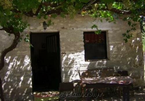 Το δώμα στην είσοδο της μονής