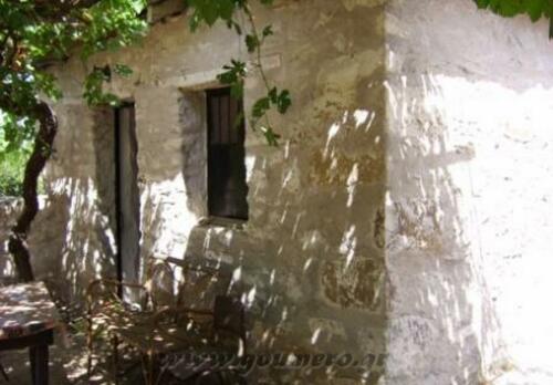 Το δώμα στην είσοδο της μονής