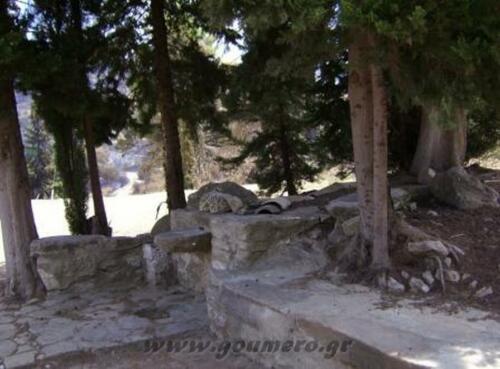 Η βρύση στην είσοδο της μονής