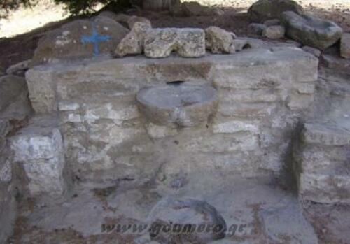 Η βρύση στην είσοδο της μονής