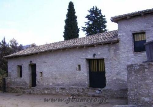 Τα δωμάτια δεξιά της μονής