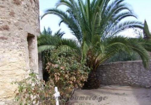 Η πίσω όψη της μονής